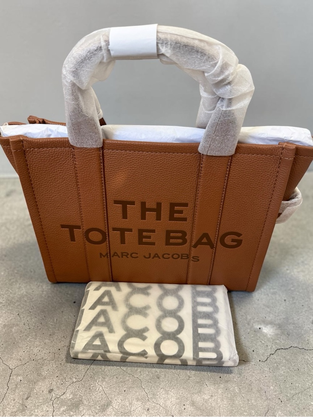 New With Tags 
Marc Jacob’s THE TOTE BAG MEDIUM with Dustbag